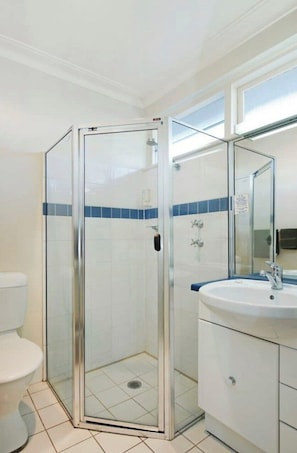 Minibar, desk, laptop workspace, blackout curtains - Colonial Terrace Motor Inn (Raymond Terrace)