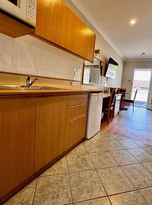 Minibar, desk, laptop workspace, blackout curtains - Colonial Terrace Motor Inn (Raymond Terrace)