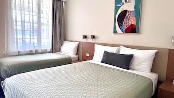 Suite – standard, 1 soverom, ikke-røyk (Queen Twin) | Minibar, skrivebord, skrivebord for bærbar PC og blendingsgardiner