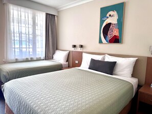 Minibar, escritorio y espacio para trabajar con laptop 