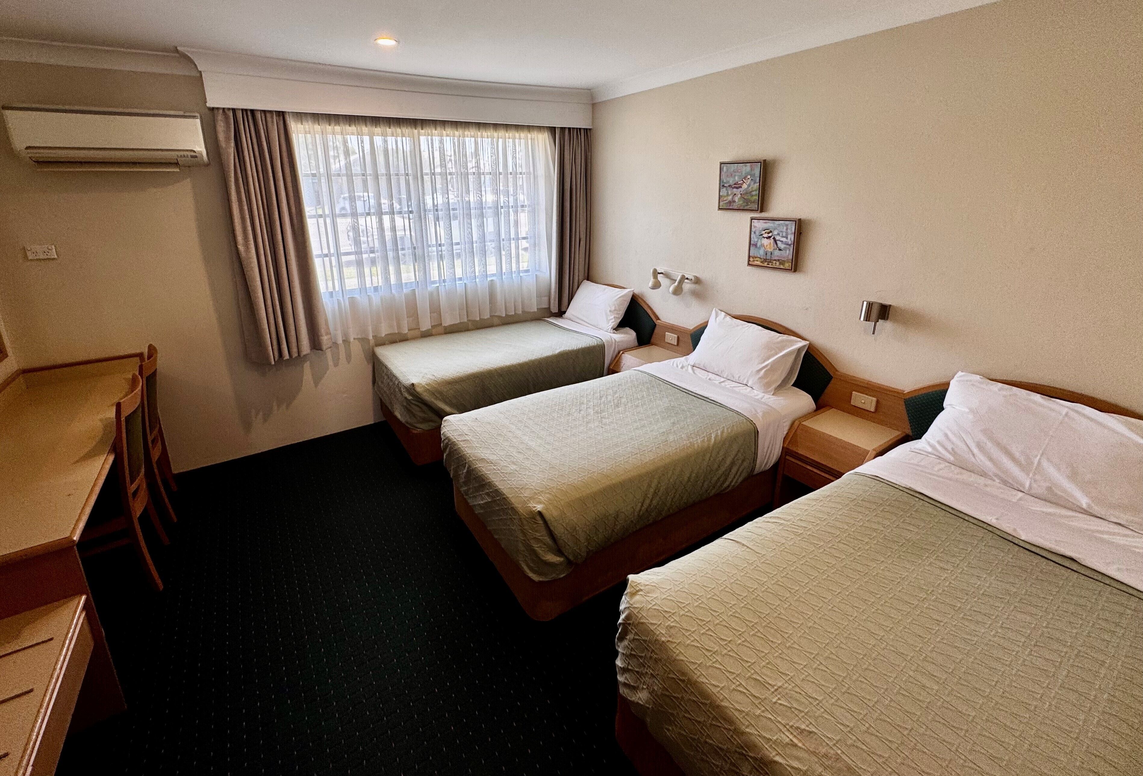 มินิบาร์, โต๊ะทำงาน, พื้นที่ทำงานแบบใช้แล็ปท็อป, ผ้าม่านกันแสง