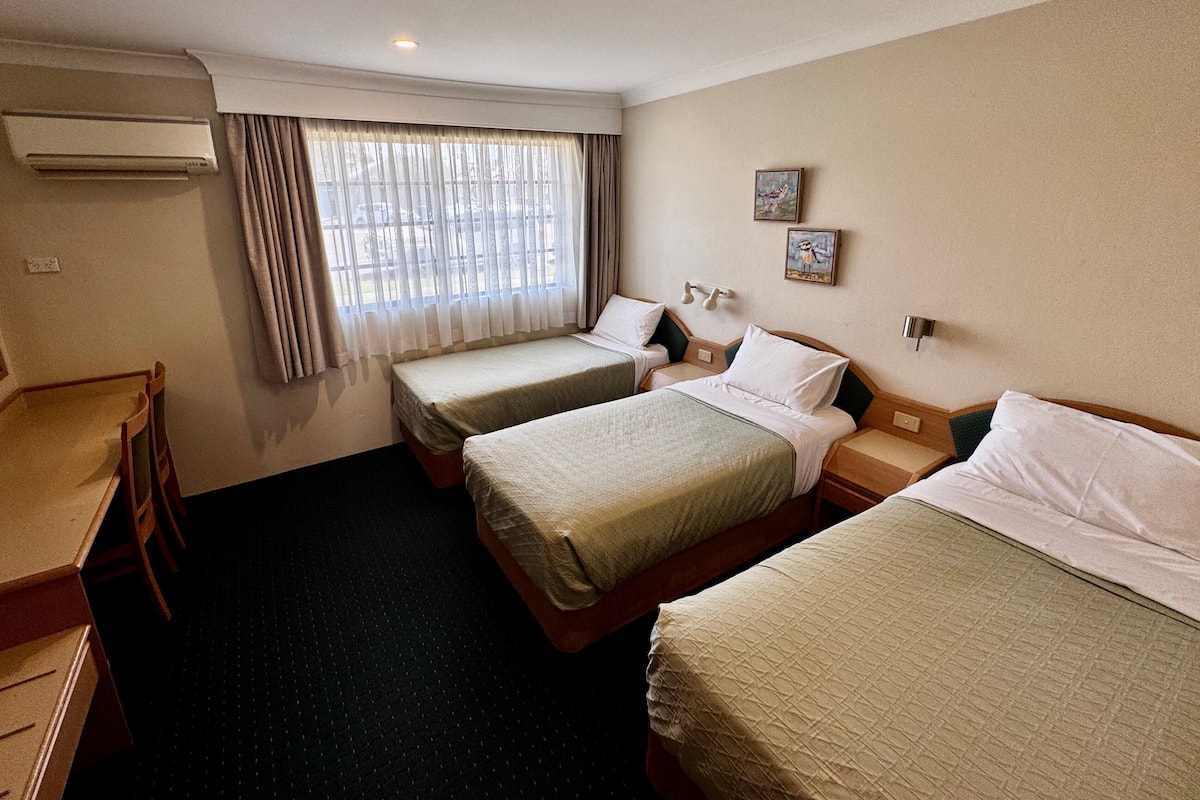 Minibar, desk, laptop workspace, blackout drapes