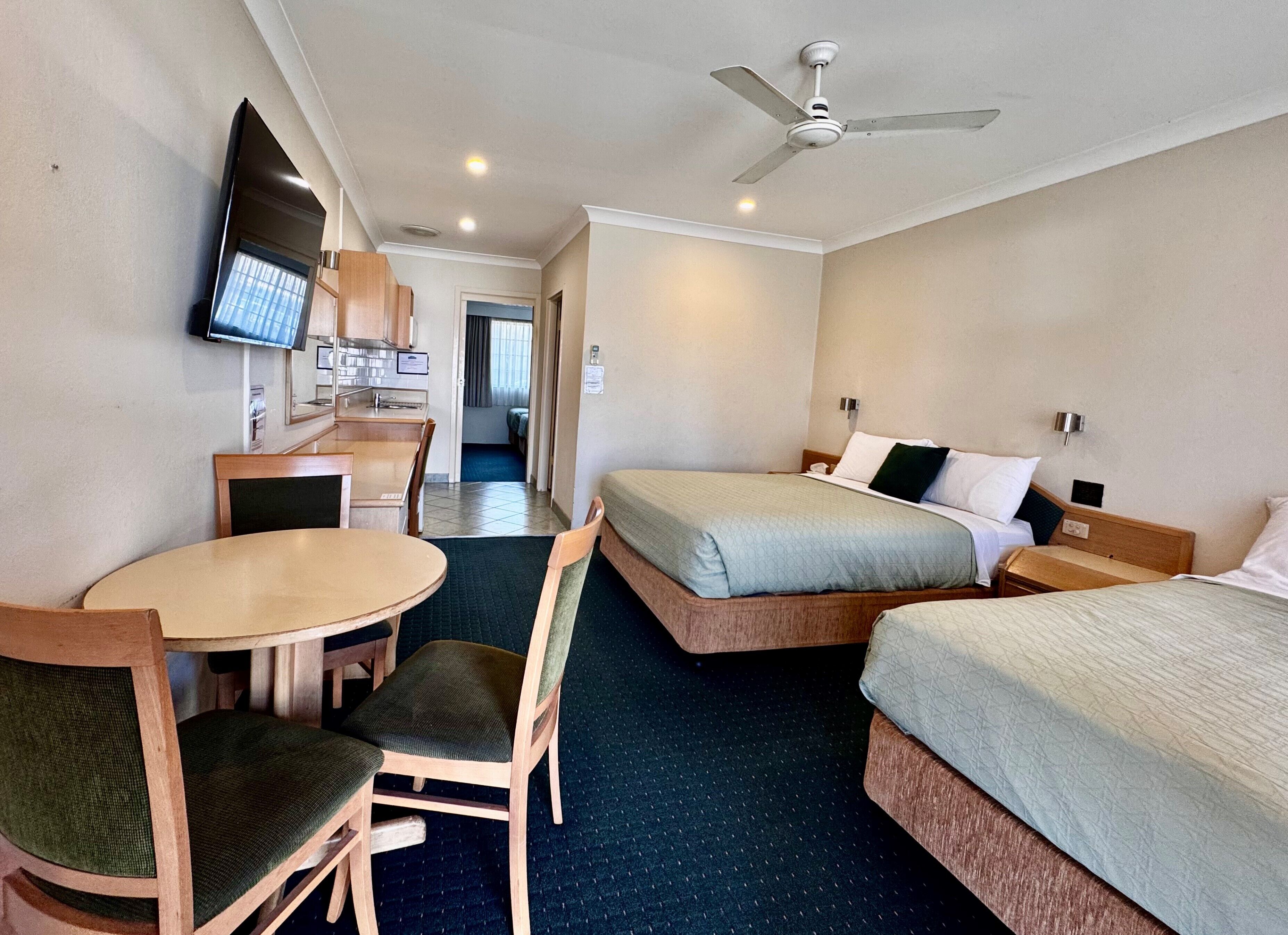 Minibar, escritorio y espacio para trabajar con laptop 