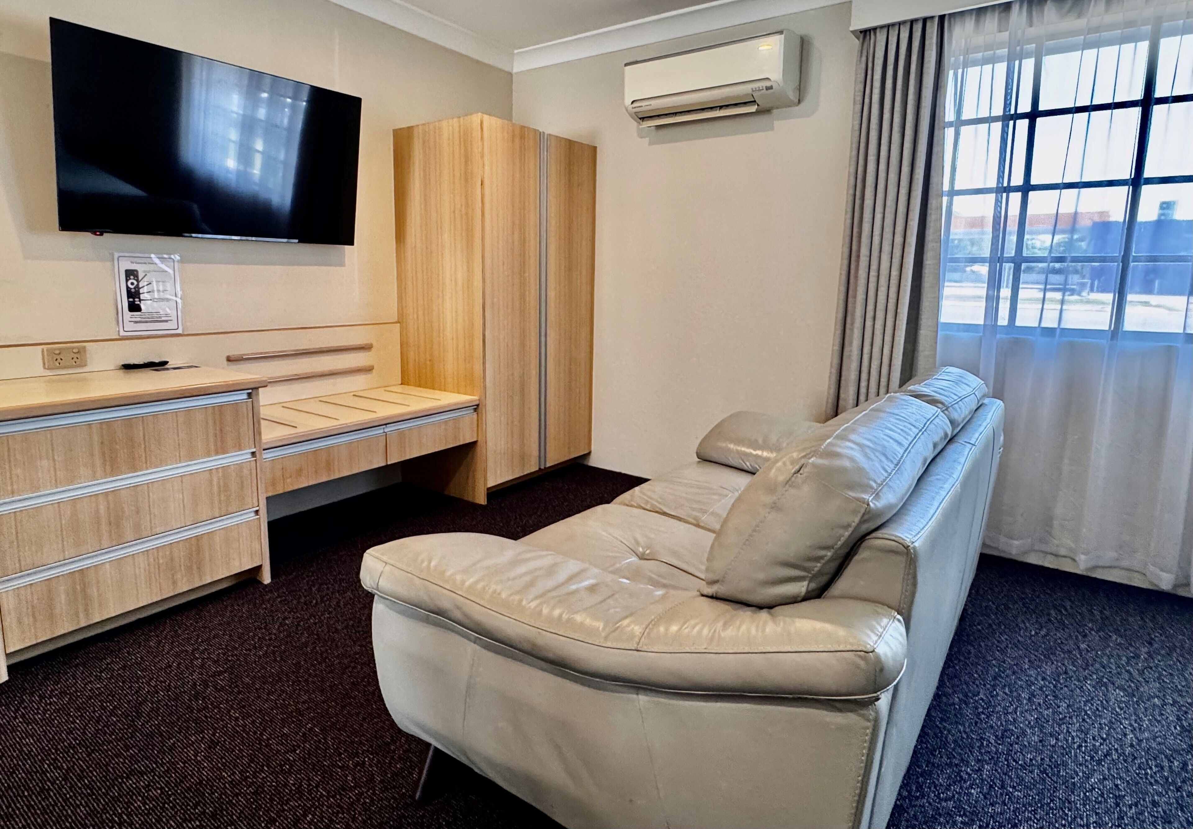 Deluxe Suite, 1 Bedroom, Non Smoking, Kitchenette (Queen Deluxe)