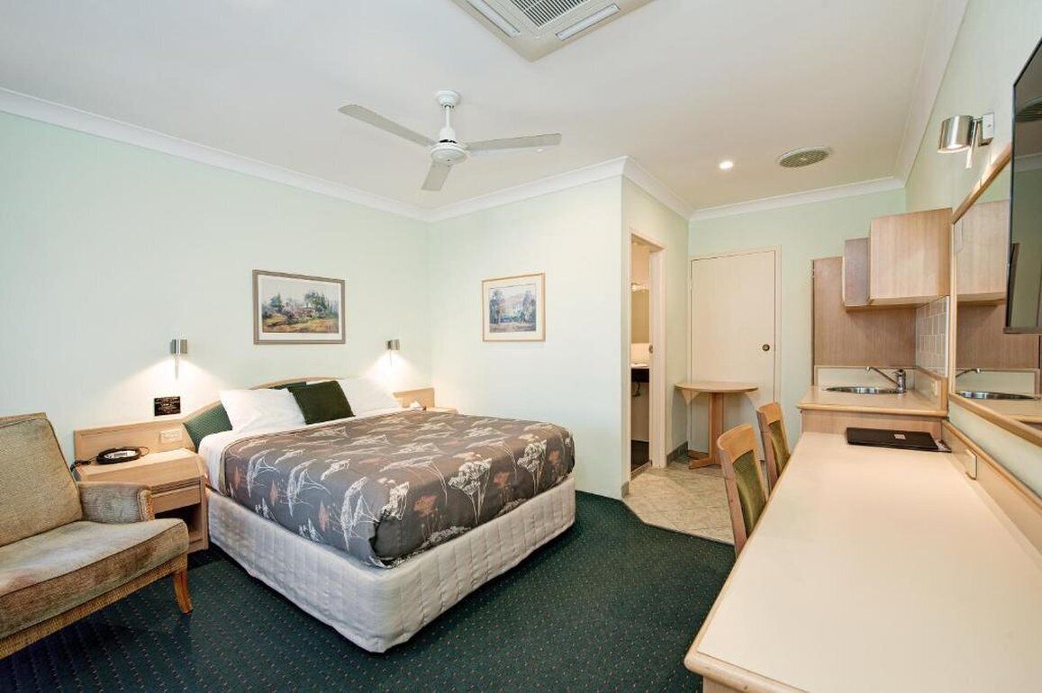 Minibar, skrivbord, arbetsyta för laptop och mörkläggningsgardiner