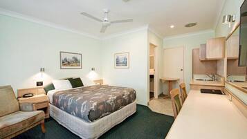 Minibar, escriptori i espai de treball apte per a portàtils