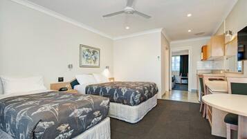 Minibar, escriptori i espai de treball apte per a portàtils