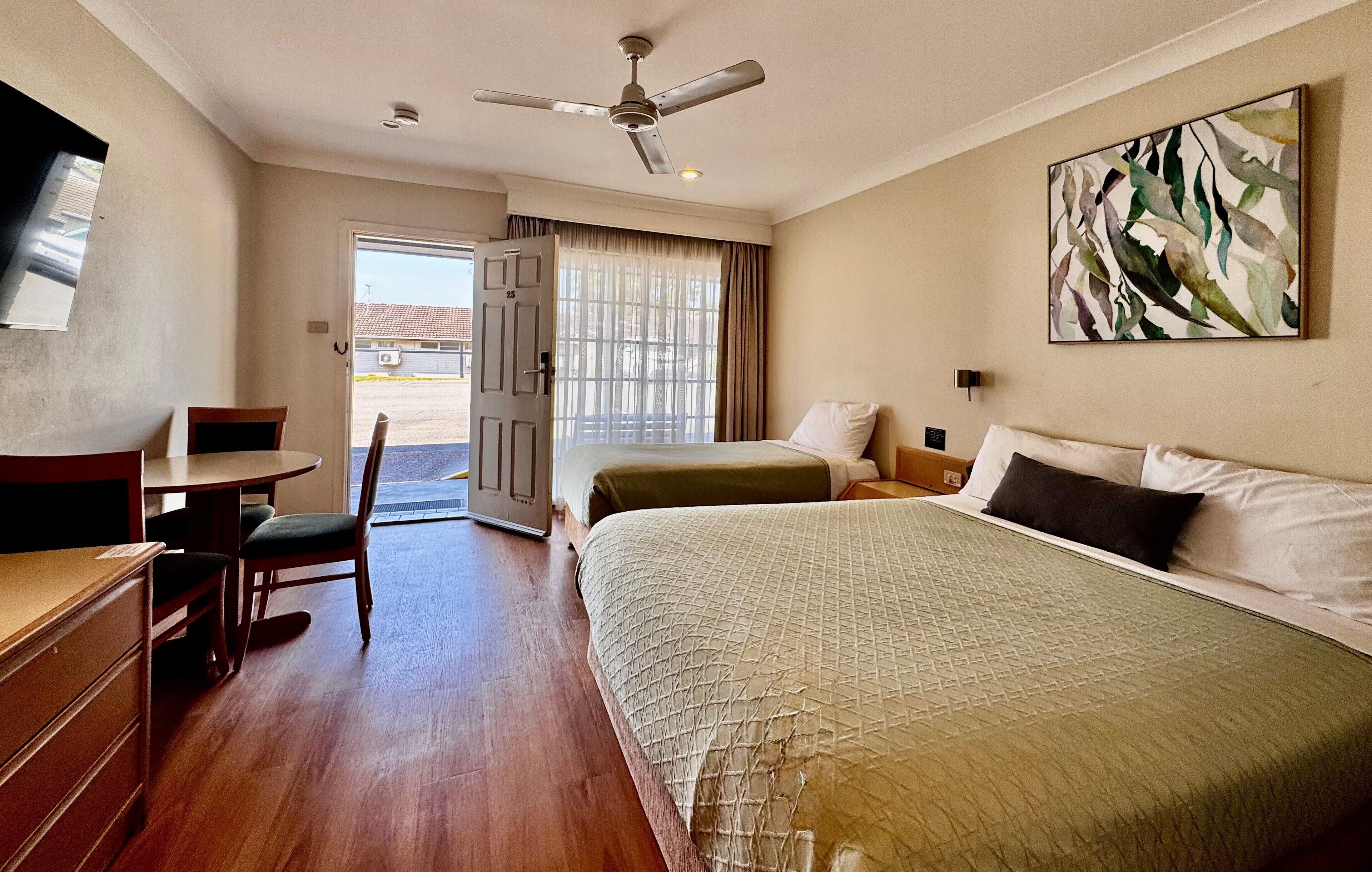 Minibar, escritorio y espacio para trabajar con laptop 