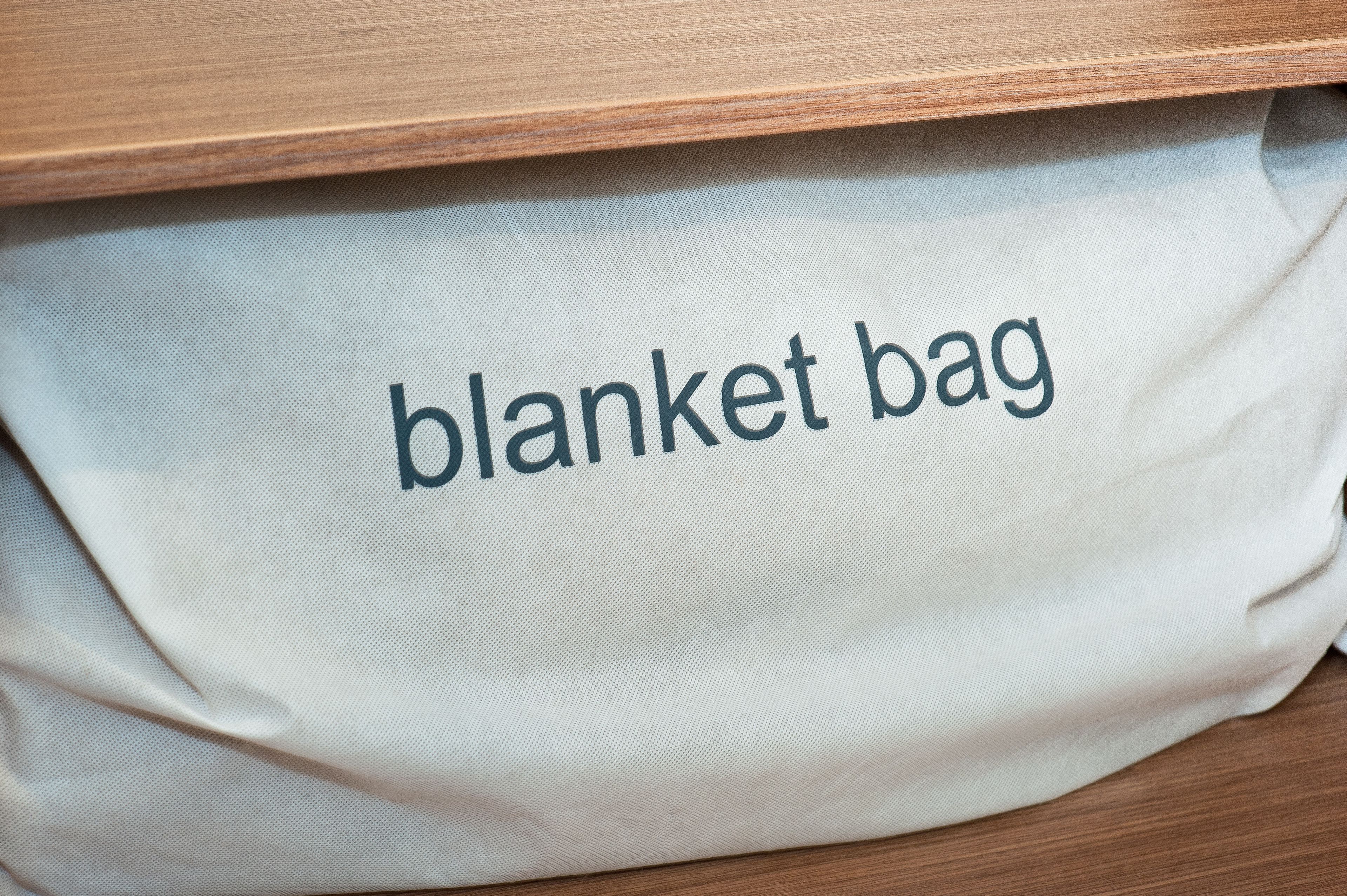 Een witte tas met de tekst 'blanket bag' erop.