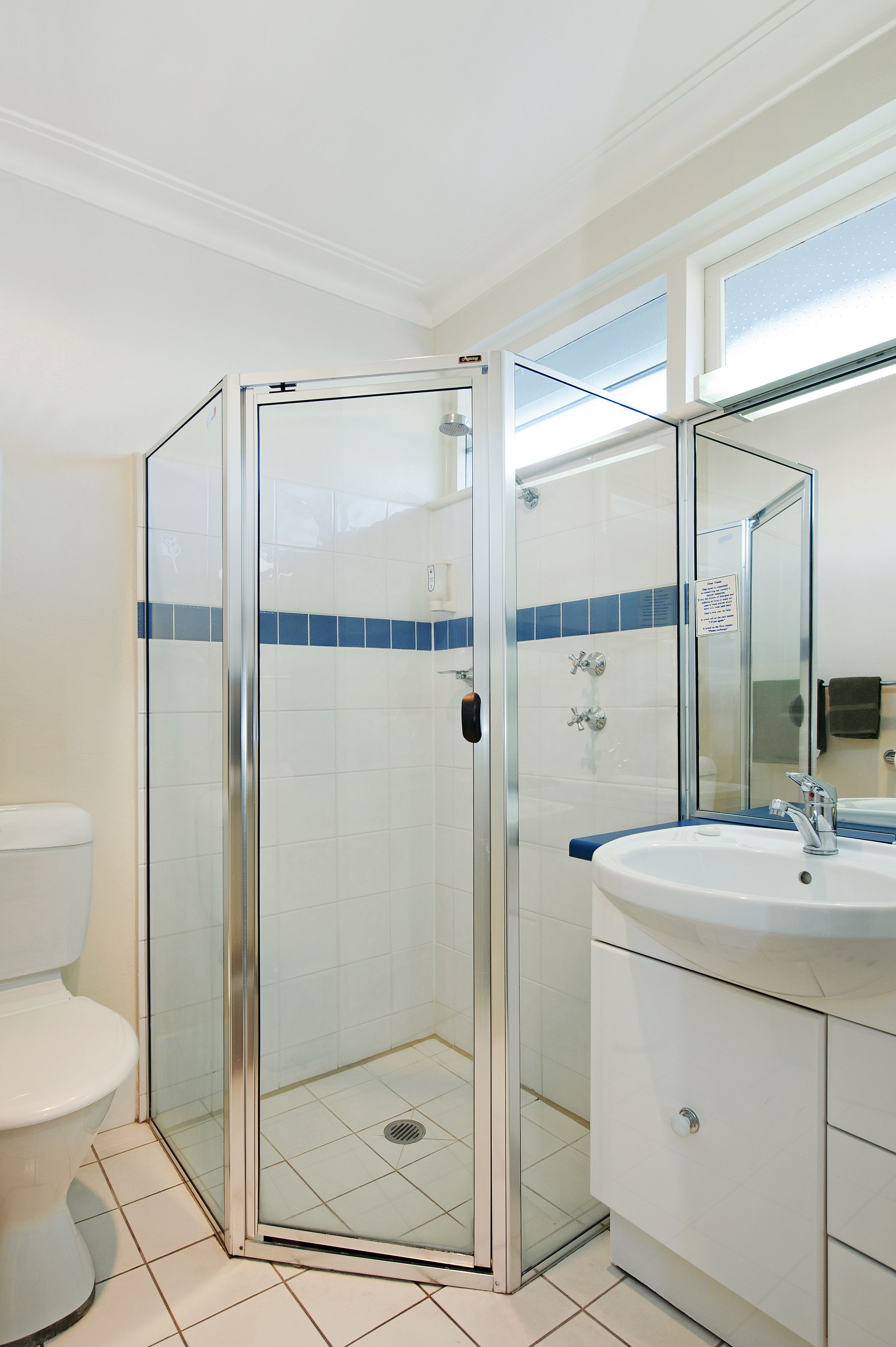 Een douche, gratis toiletartikelen, handdoeken