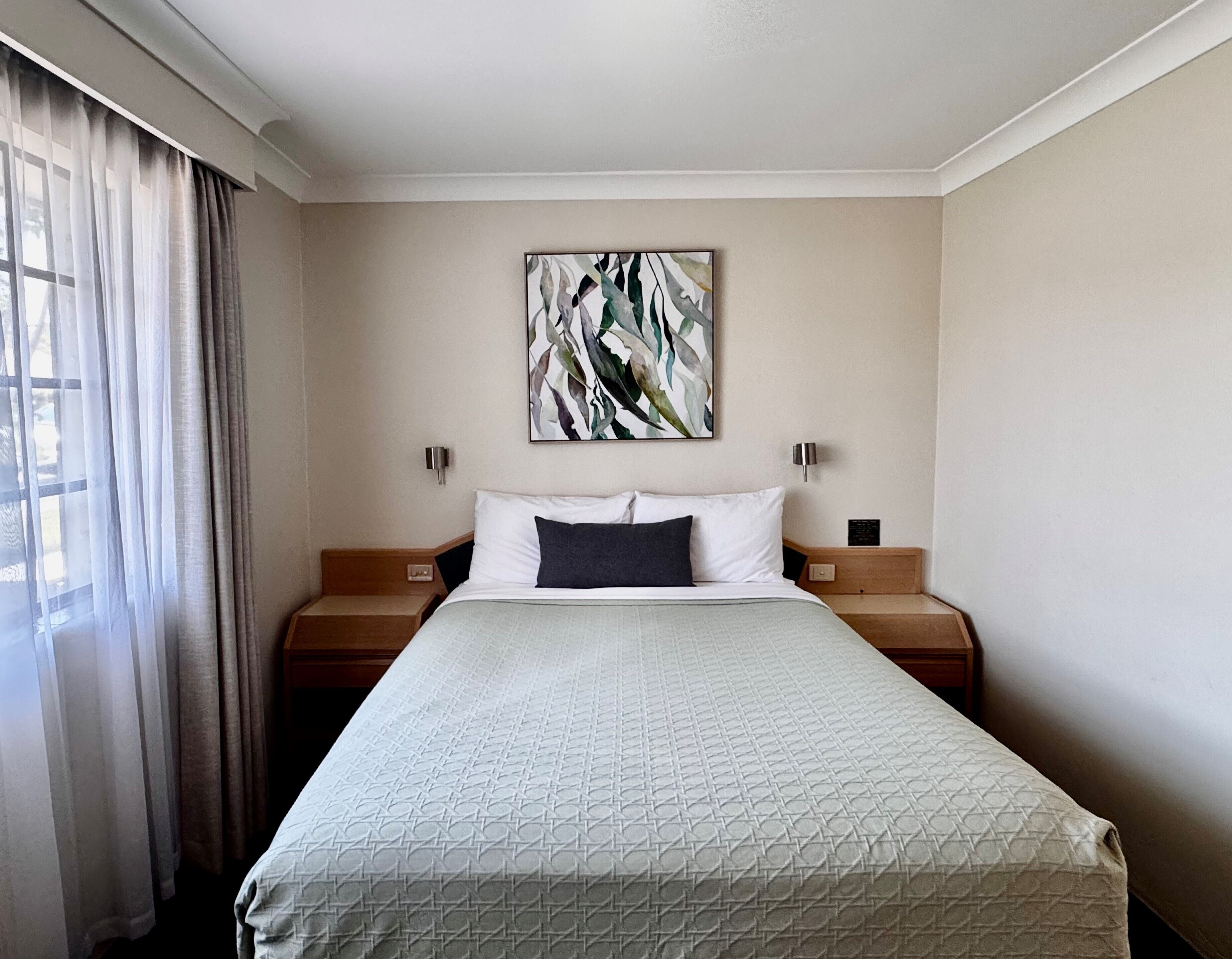 Minibar, escritorio y espacio para trabajar con laptop 