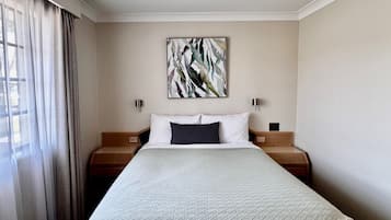 Deluxe Suite, 1 Bedroom, Non Smoking, Kitchenette (Queen Deluxe) | Minibar, desk, laptop workspace, blackout drapes