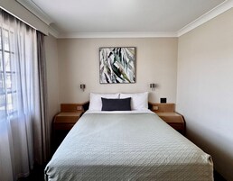 Suíte luxo, 1 quarto, para não fumantes, cozinha americana (Queen Deluxe) | Frigobar, escrivaninha, espaço de trabalho para notebook