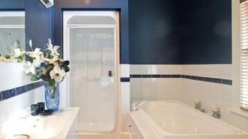 Suite – deluxe (Venice Super King) | Bad | Toalettartikler (inkludert), hårføner, badekåper og håndklær