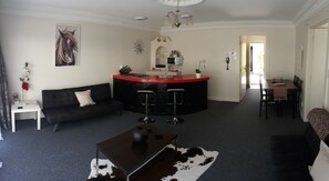 Living area - Bay of Islands Country Lodge Motel (Oromahoe)