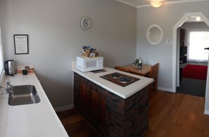 Geladeira, micro-ondas, cooktop, chaleira elétrica