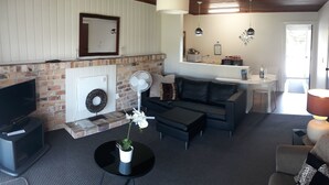 Departamento, 2 habitaciones | Sala de estar | Televisión de pantalla plana de 32 pulgadas con canales digitales 