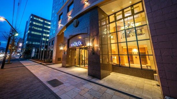 Een hotelgevel van glas, met een bord waarop 