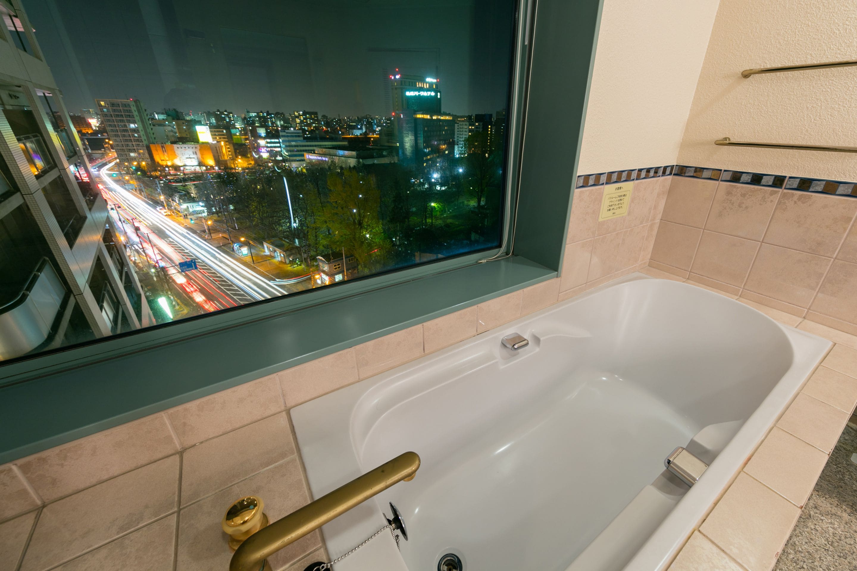 combined shower/bathtub, free toiletries, hair dryer, slippers