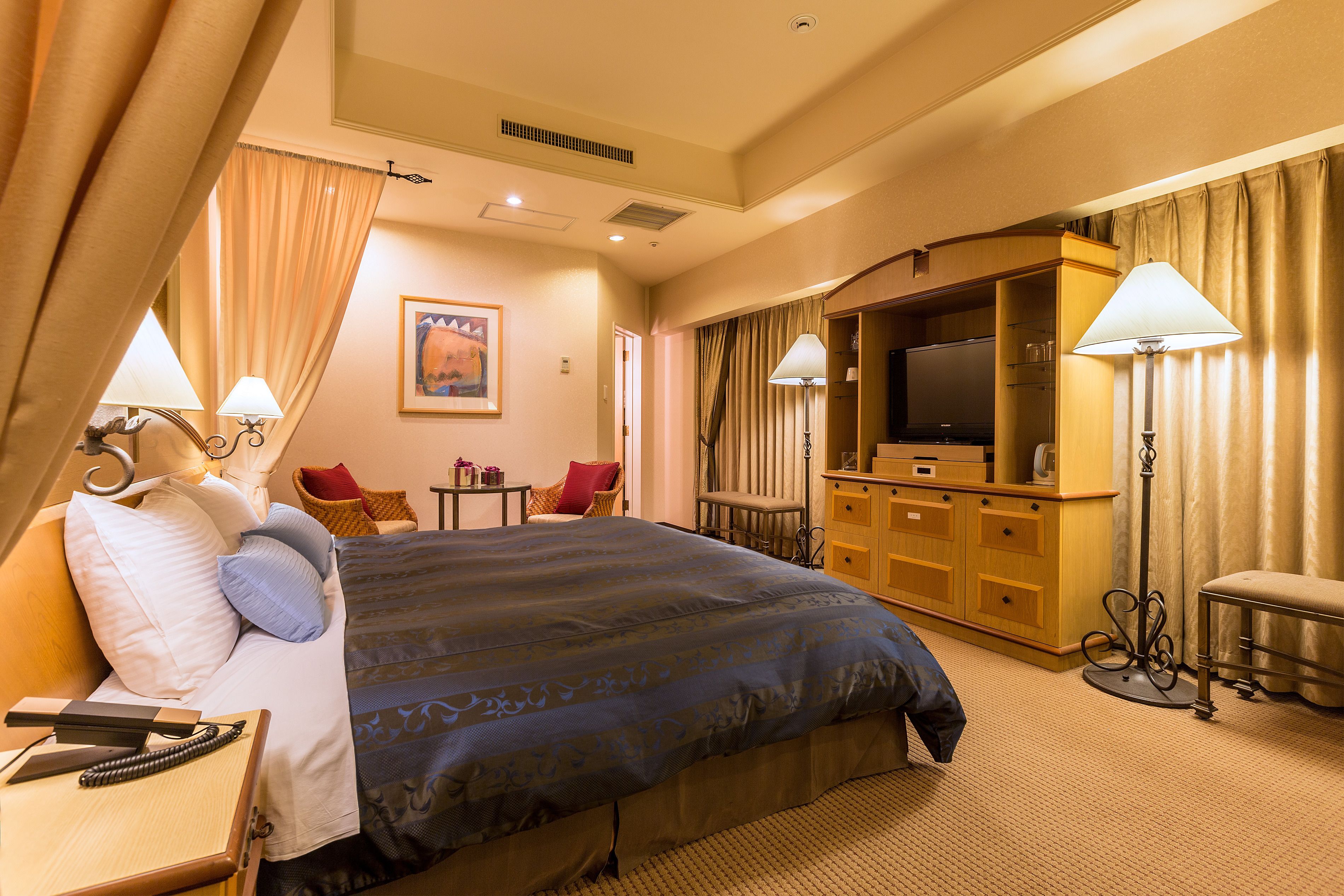 1 bedroom, in-room safe, desk, blackout curtains