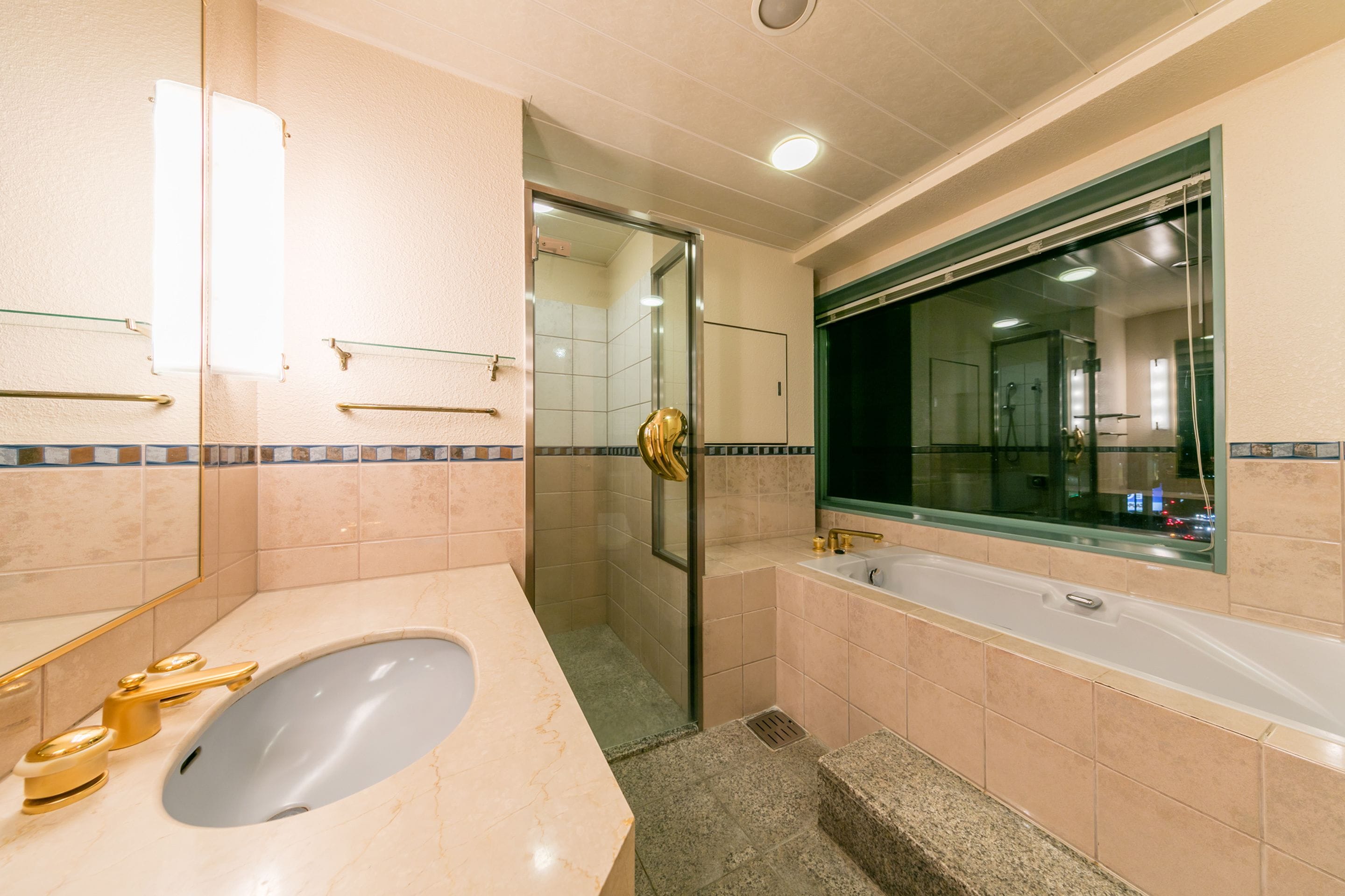 combined shower/bathtub, free toiletries, hair dryer, slippers