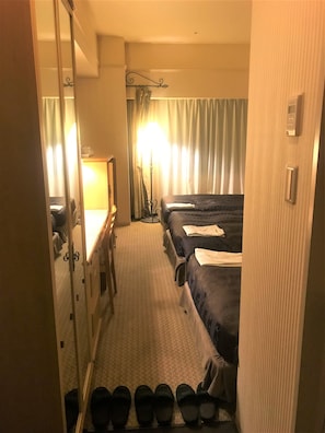 Caixa forta a l'habitació, escriptori i cortines opaques