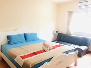 Standard Double Room | Desk, free WiFi, bed sheets - Anchana House by Zuzu (Pattaya)