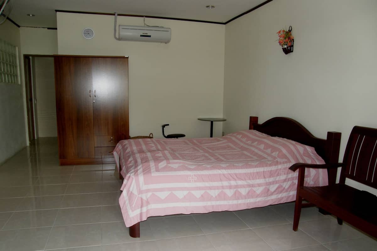 Habitación con 2 camas individuales, balcón | 1 habitación, escritorio, wifi gratis y ropa de cama