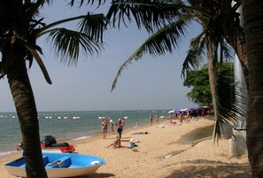 Beach nearby - Anchana House by Zuzu (Pattaya)