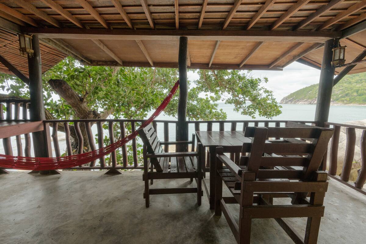 Family Bungalow on the Rocks | Blackout drapes, bed sheets