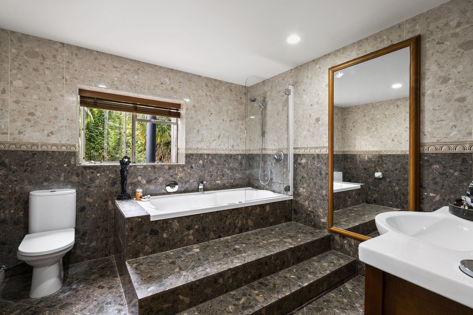 Une salle de bain moderne avec une baignoire, des toilettes et un lavabo.
