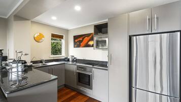 Moulin Rouge Suite | Private kitchen | Fridge, microwave, oven, stovetop