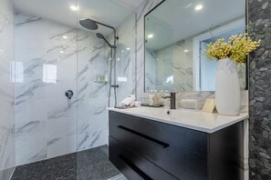 Habitación de lujo, 1 cama King size, vista al mar | Baño | Secadora de cabello, batas, pantuflas, toallas 