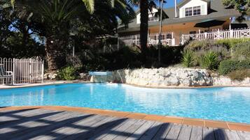 Piscine extérieure (ouverte en saison), chaises longues
