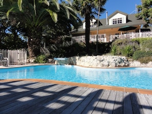 Seasonal outdoor pool, sun loungers - Havelock House (Havelock North)