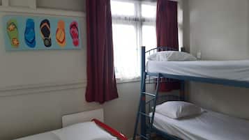 Decoración personalizada, escritorio, cortinas blackout y wifi gratis