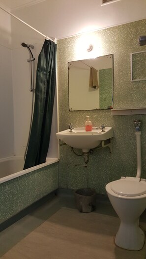 Shared Dormitory (5 Person, Mixed) | Bathroom | Hair dryer, towels - Ariki Backpackers (New Plymouth)
