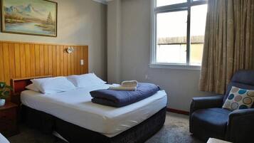 Decoración personalizada, escritorio, cortinas blackout y wifi gratis