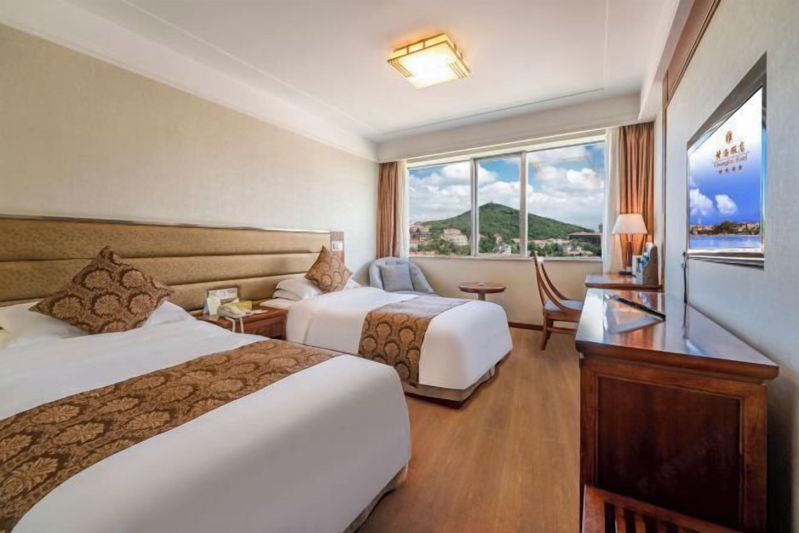 Minibar, bàn, giường gấp/giường phụ 