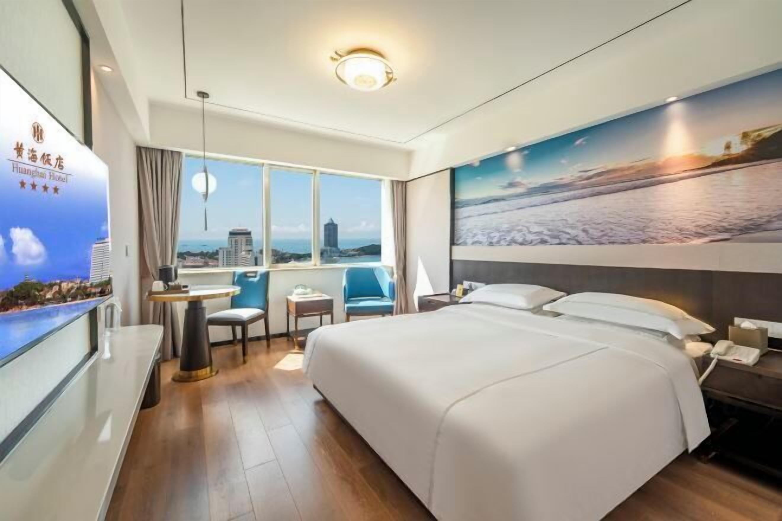 Minibar, bàn, giường gấp/giường phụ 