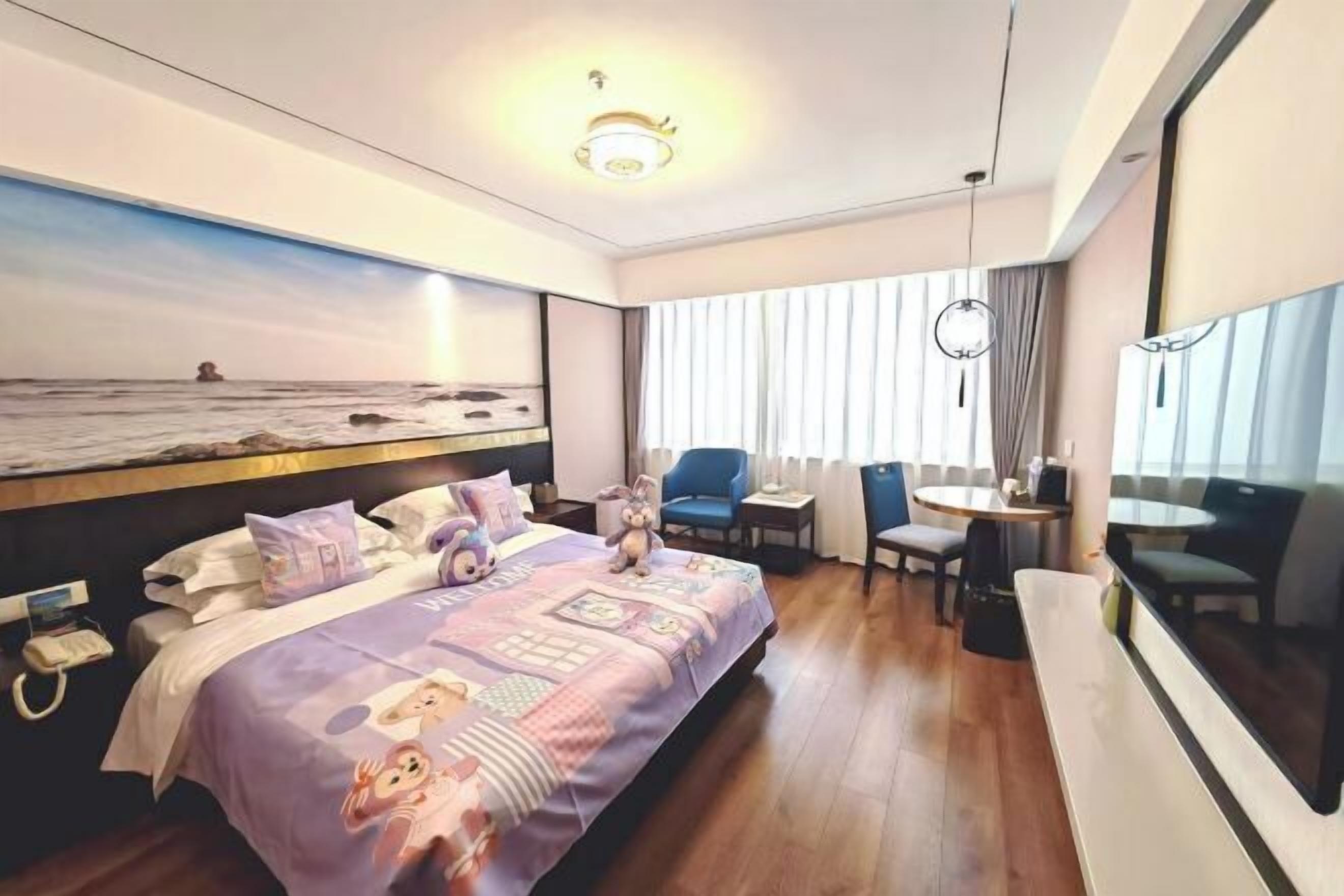 Minibar, bàn, giường gấp/giường phụ 