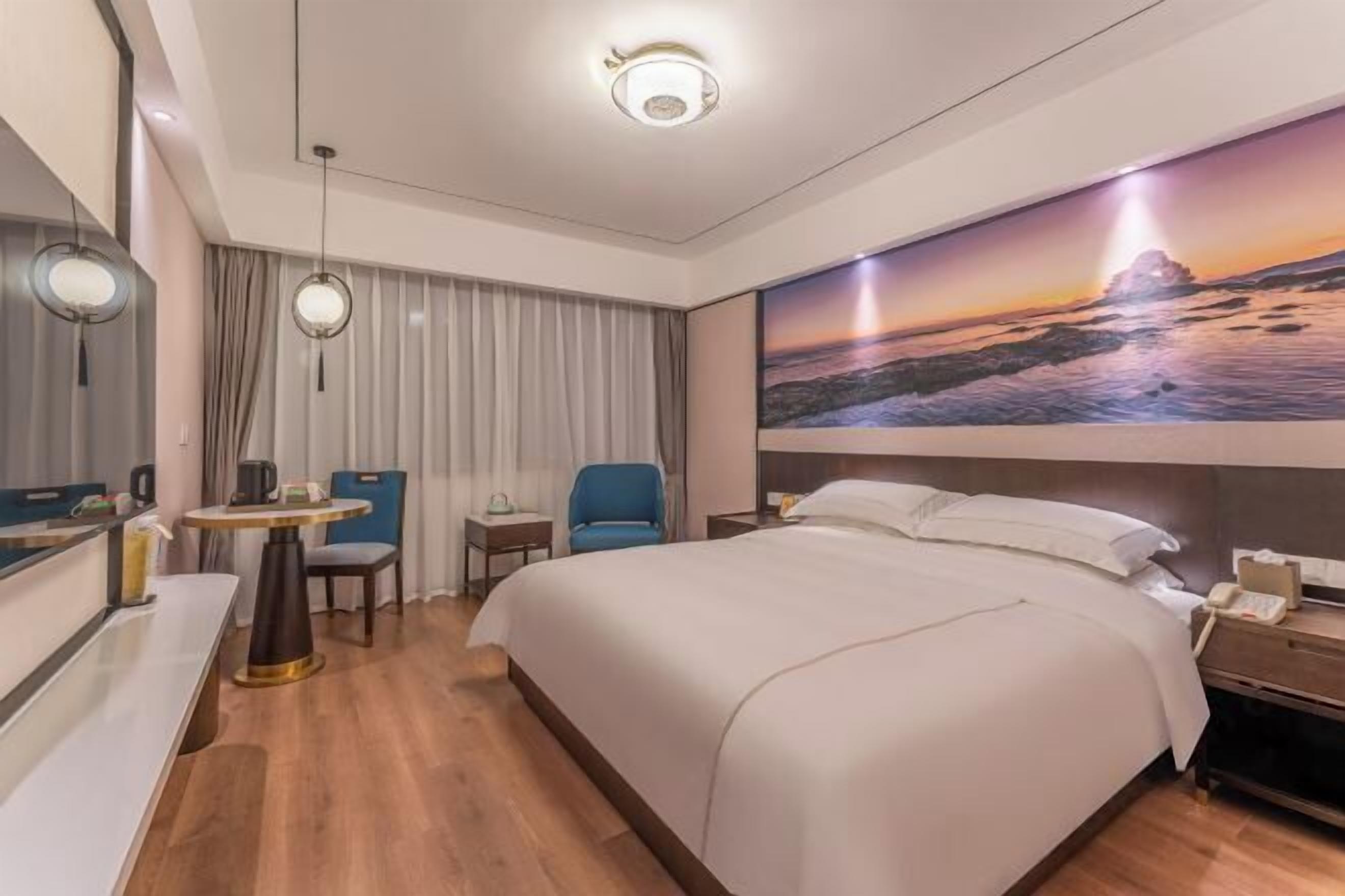 Minibar, bàn, giường gấp/giường phụ 