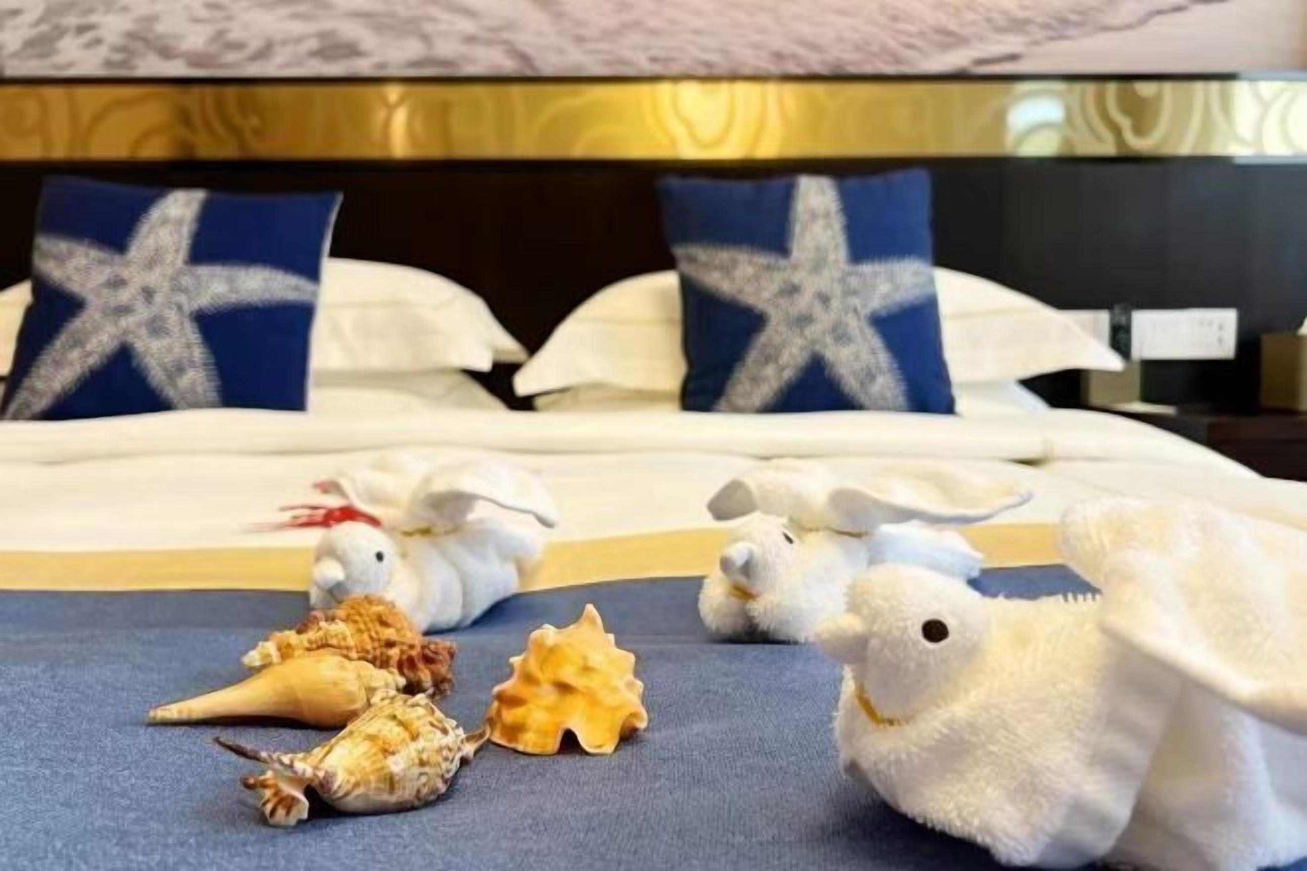 Minibar, bàn, giường gấp/giường phụ 