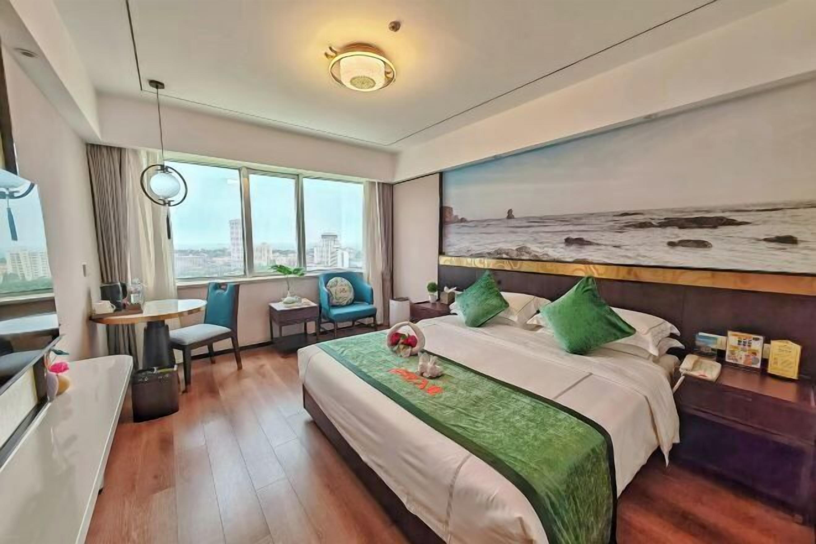 Minibar, bàn, giường gấp/giường phụ 