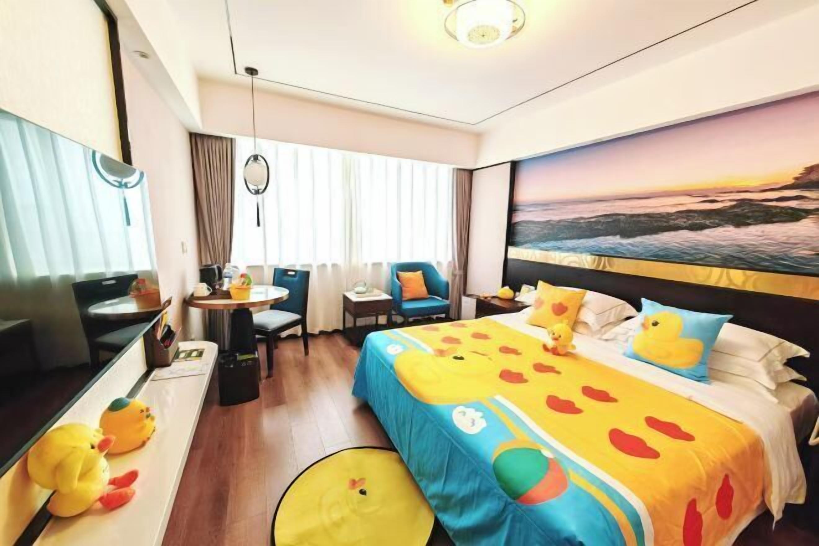 Minibar, bàn, giường gấp/giường phụ 