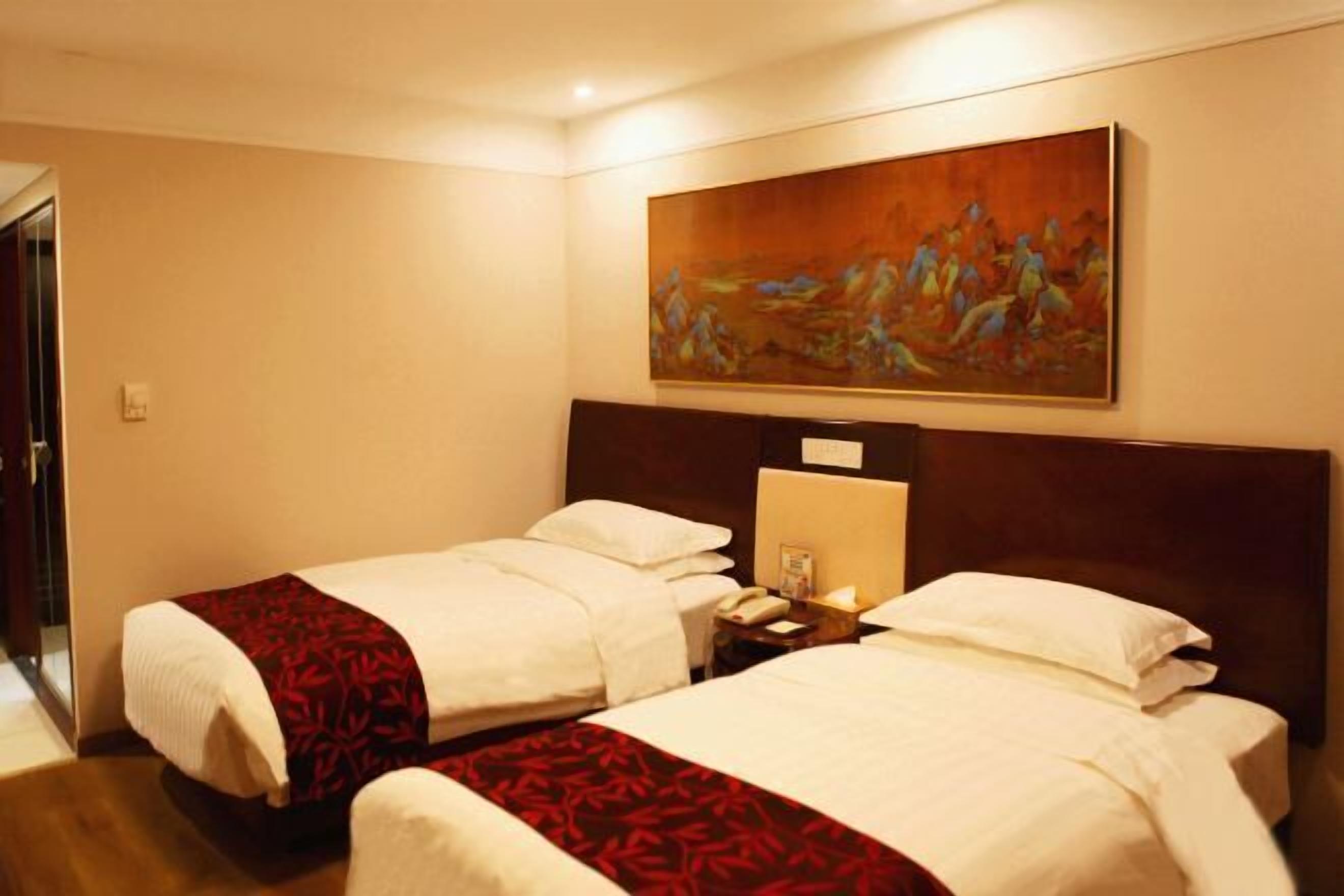 Minibar, bàn, giường gấp/giường phụ 