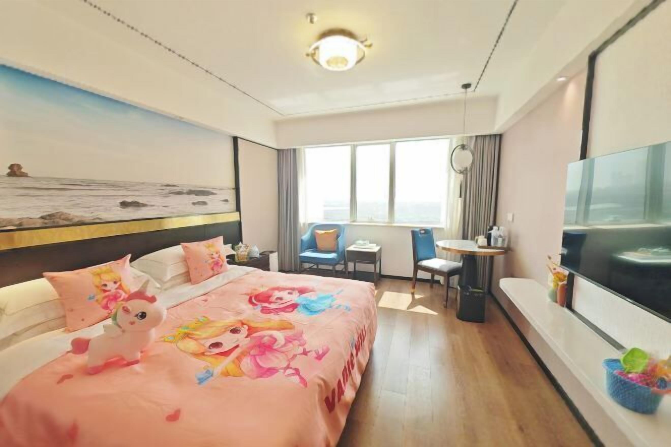 Minibar, bàn, giường gấp/giường phụ 