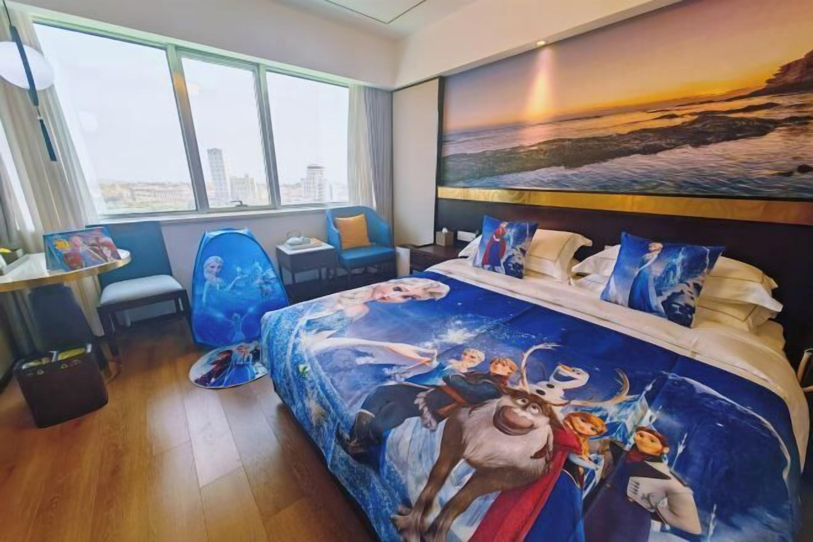 Minibar, bàn, giường gấp/giường phụ 