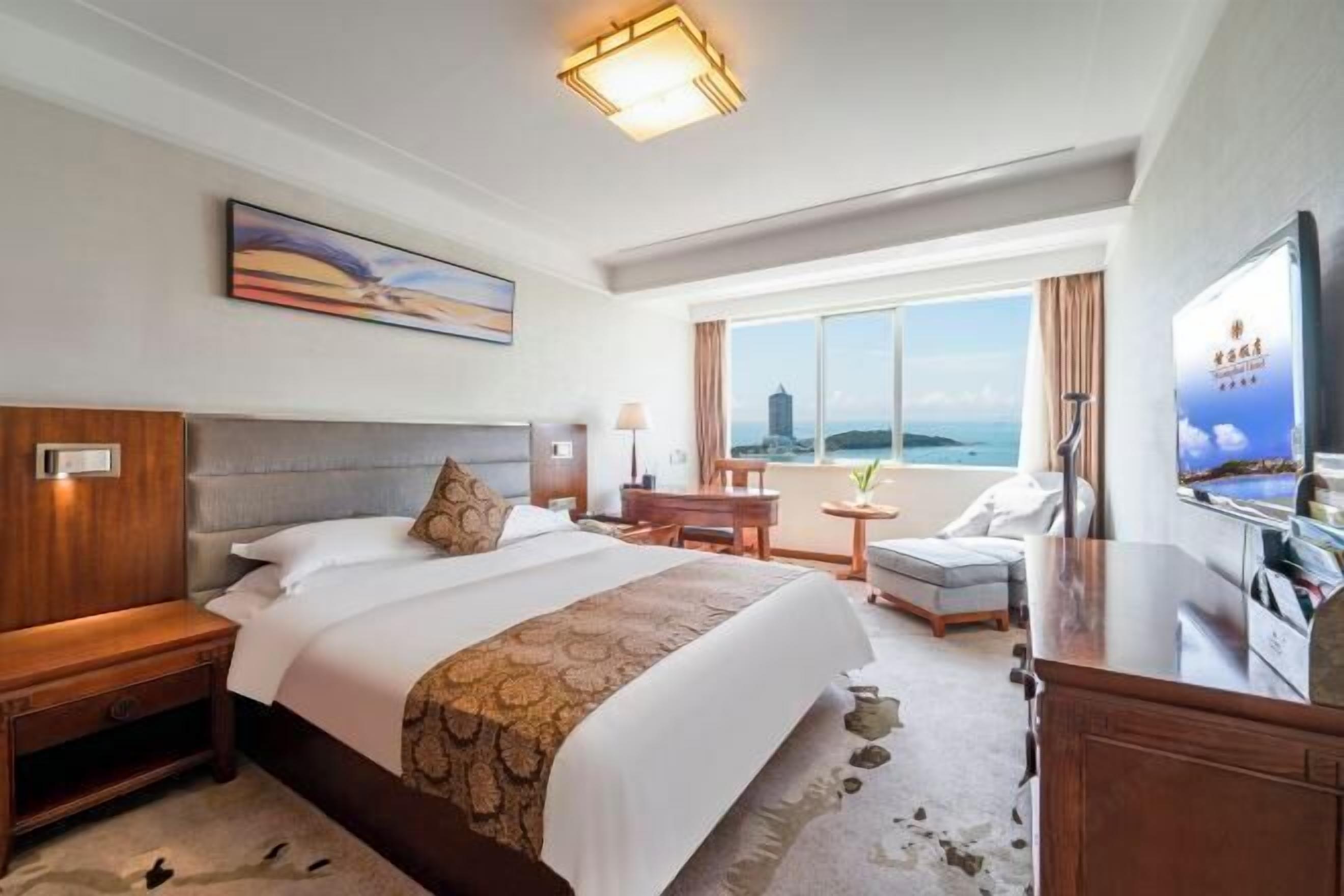 Minibar, bàn, giường gấp/giường phụ 