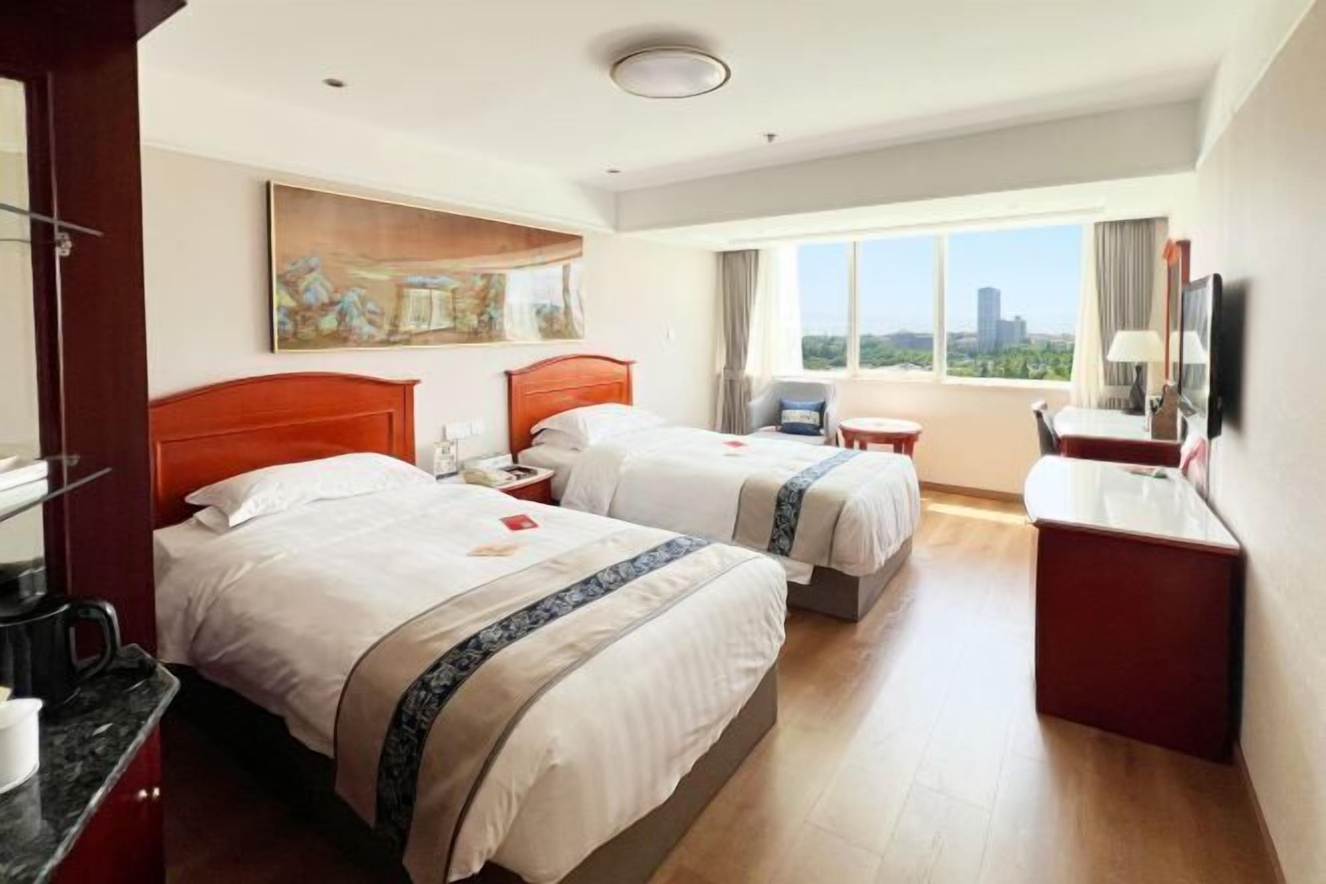 Minibar, bàn, giường gấp/giường phụ 